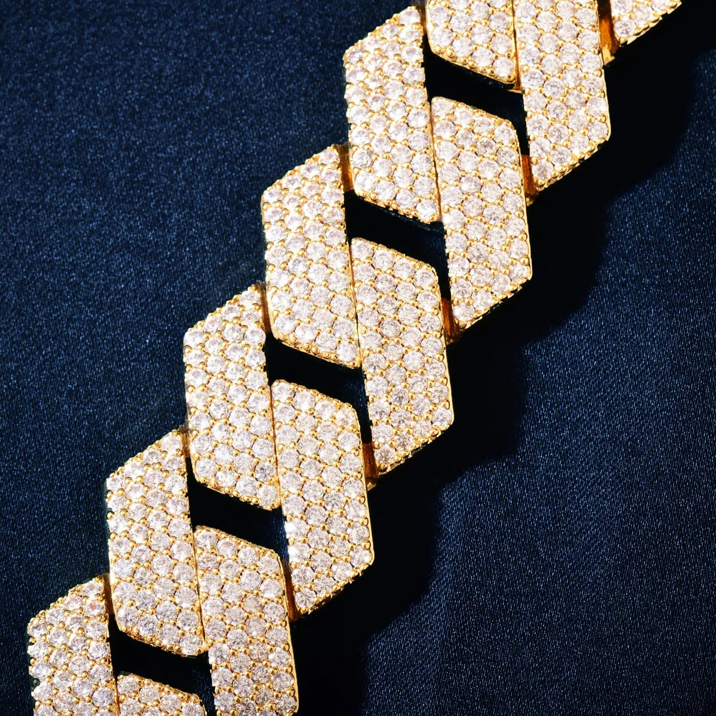 Diamond-shaped Cuban Spring Fastener Necklace