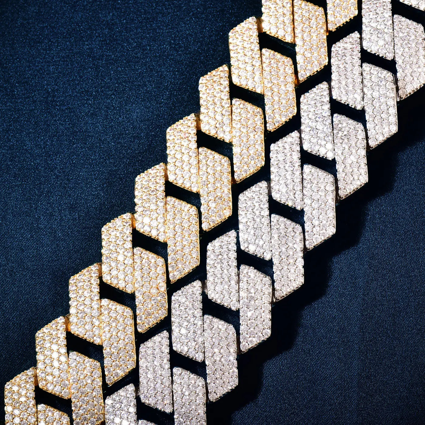 Diamond-shaped Cuban Spring Fastener Necklace