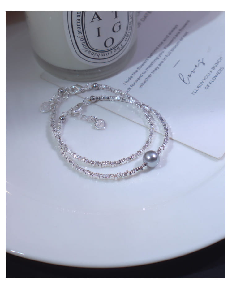 A Subtly Luxurious Niche-designed Bracelet Featuring Few Pieces Of Silver