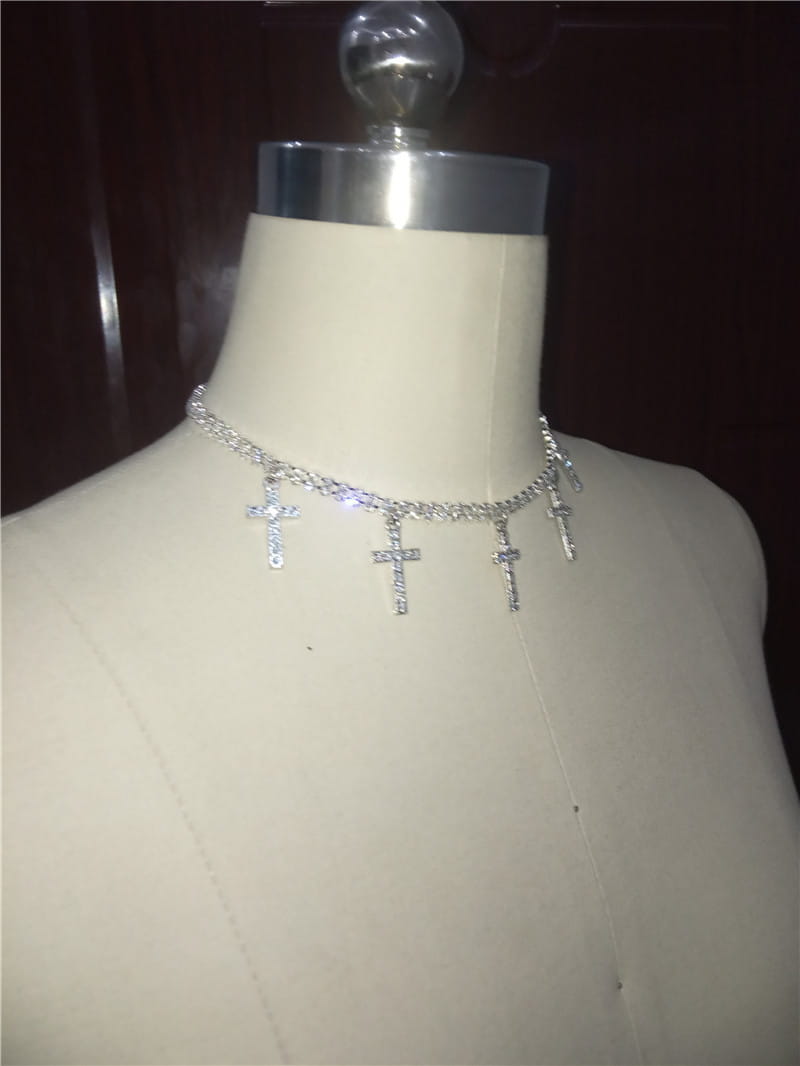 Cross pendant necklace