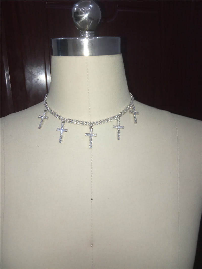 Cross pendant necklace