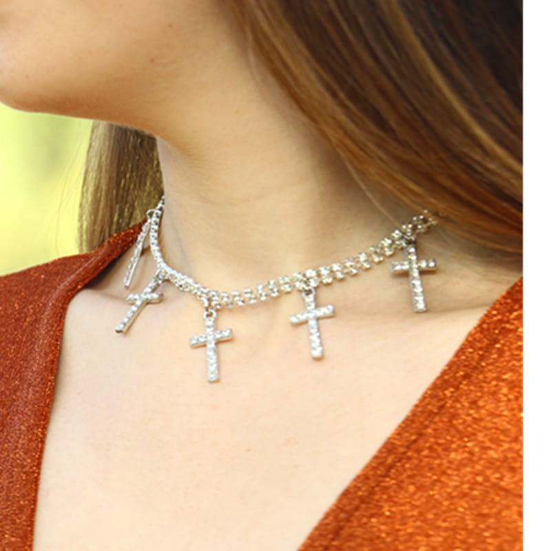 Cross pendant necklace
