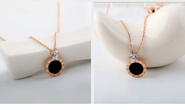 Niche Design Necklace Female Korean Version Round Roman Letters Diamond Clavicle Chain Titanium Steel