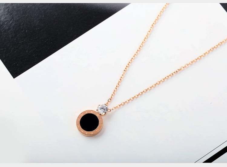 Niche Design Necklace Female Korean Version Round Roman Letters Diamond Clavicle Chain Titanium Steel