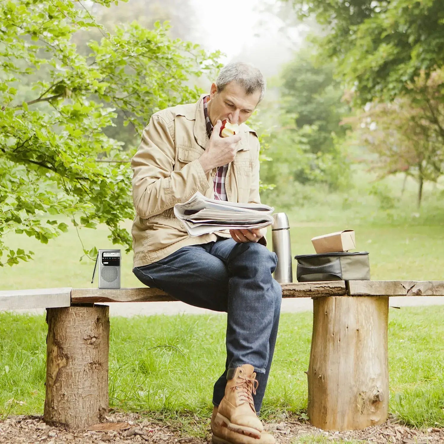 Portable mini AM / FM radio dual band stereo pocket suitable for hiking camping with headphone jack