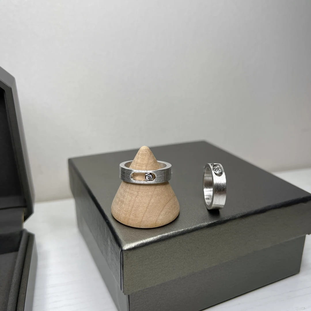 Classic Luxury Jewelry MOVE TITANIUM Series White Diamond Men’s ring Movable Stone S925 Pure Silver Material New Year’s