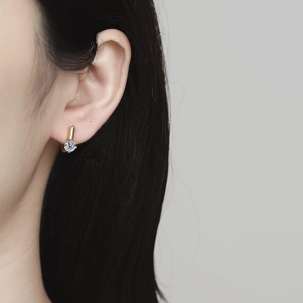 A pair of 925 silver 0.5 carat*2 four-claw round moissanite earrings for men and women