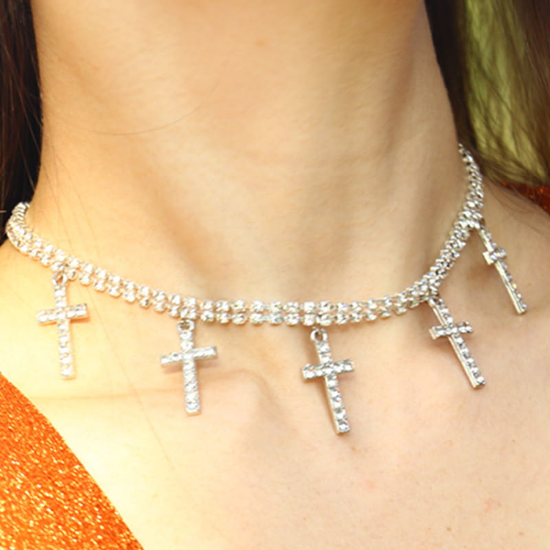 Cross pendant necklace