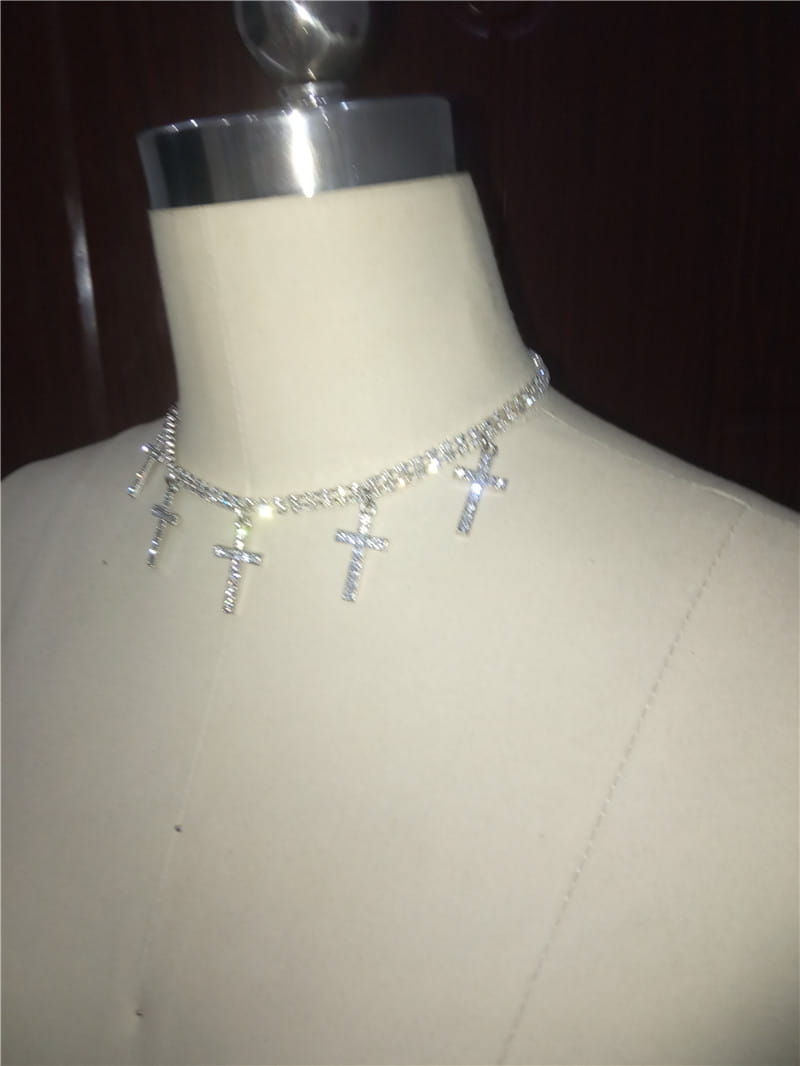 Cross pendant necklace