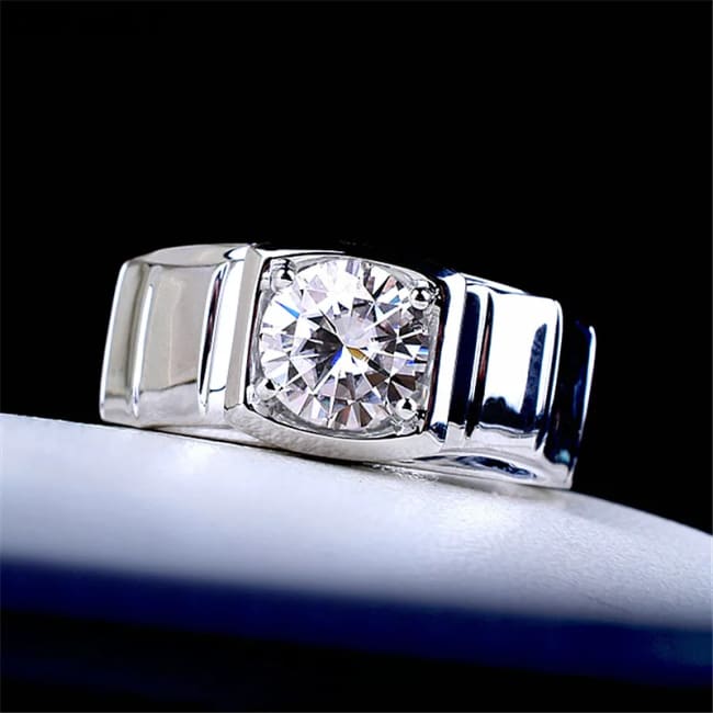 Imitation Mosan Diamond Resizable Men’s Ring Plated With 18K Platinum Four-Claw Inlaid Trapezoidal Design Tidy Men